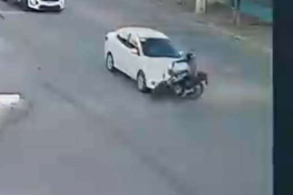 Motociclista sofre fratura após acidente em rotatória de Querência; família busca identificar motorista para contato; VEJA VÍDEO