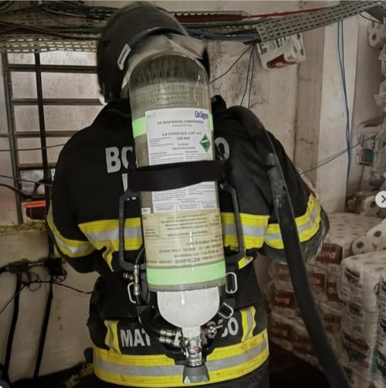 Bombeiros combatem incêndio em depósito de supermercado