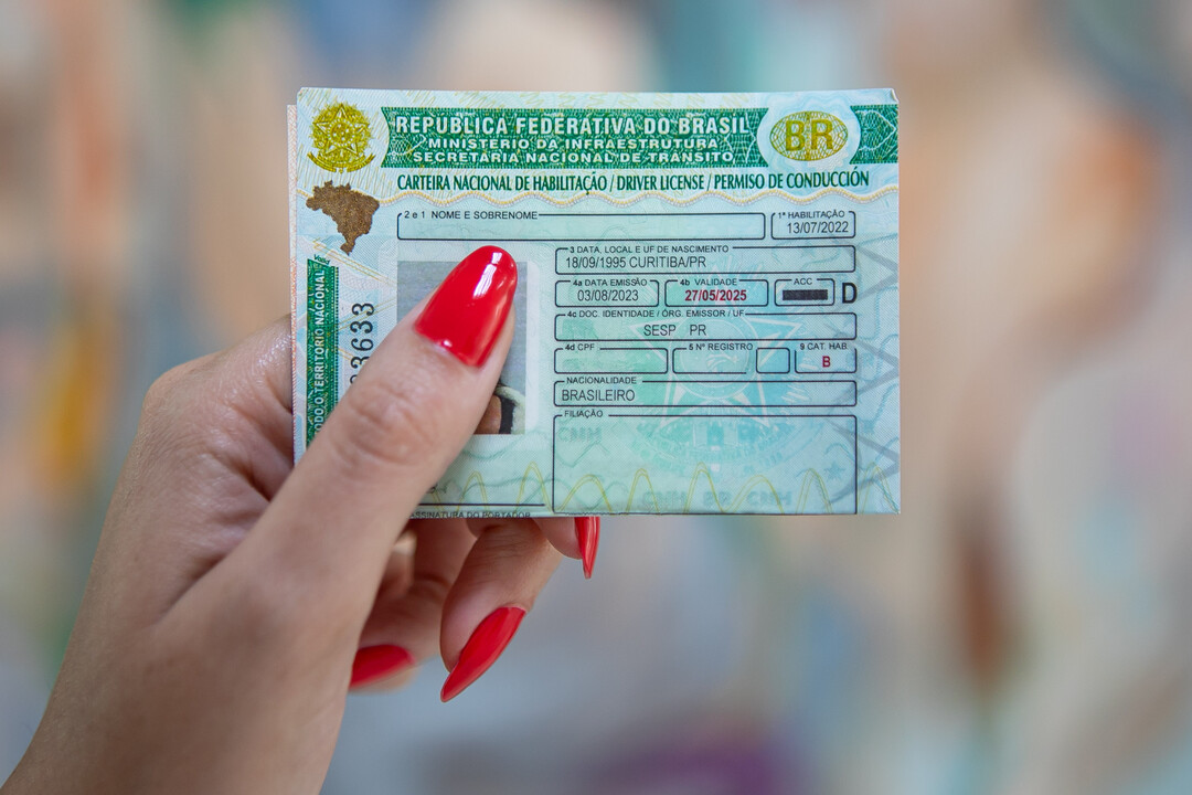 Brasileiros precisam trabalhar por até 8 meses para pagar primeira CNH