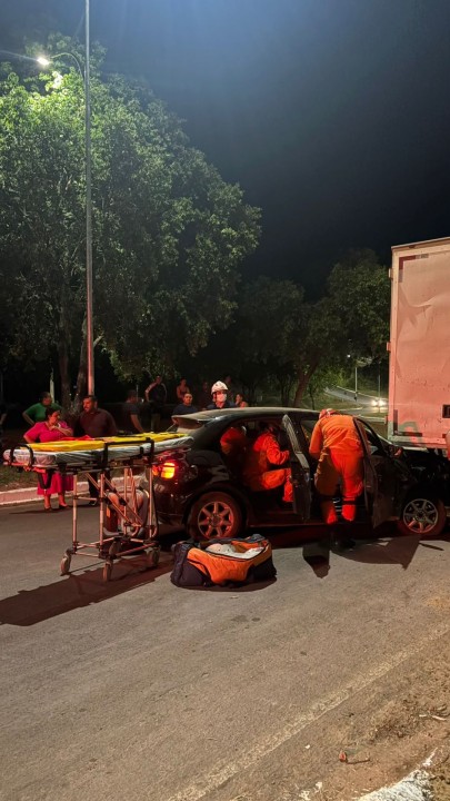 Acidente entre veículo e caminhão deixa 3 feridos 