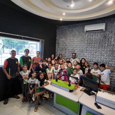 Alunos da EMEB Alegria do Saber conhecem rotina da Rádio Interativa FM em projeto sobre reportagem e comemoração dos 30 anos da escola; VEJA VÍDEO